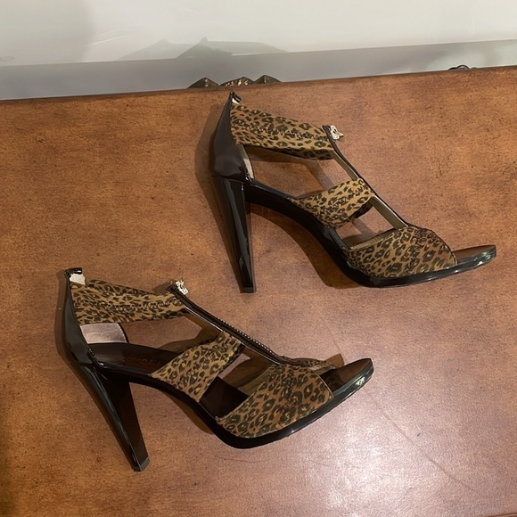 Michael Kors Cheetah Berkley T-Strap Heels Size 7.5 - Picture 13 of 16